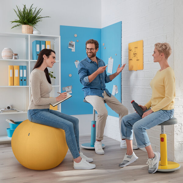 Drei Kollegen auf ergonomischen Sitzlösungen aus der Leitz Cosy Serie