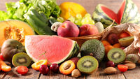 Verschiedene Sorten Obst zum Beispiel Wassermelone, Kiwi, Pflaume und Apfel liegen auf einem Tisch. Zum Teil sind sie angeschnitten.