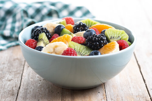 Schale mit geschnittenem Obst
