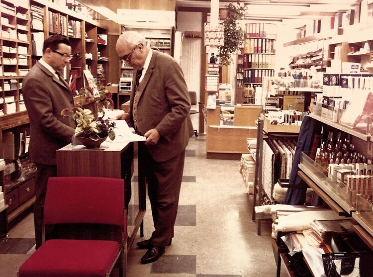 Kurt Möller und Hans Morell im Ladengeschäft Wilhelmsstraße