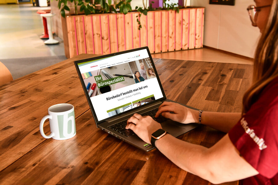 Startseite bueroboss.de auf einem Laptop