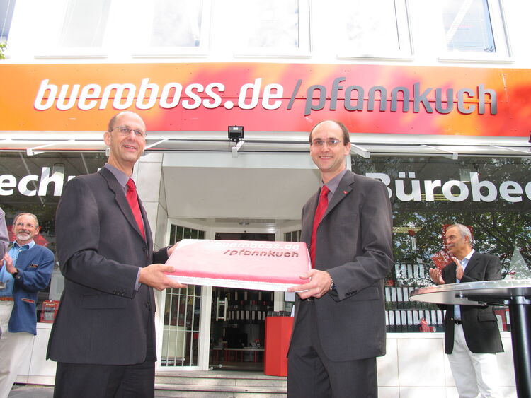 Geschäftsführer der Bürologistik Dirk Ohlmer bei der Präsentation zum bueroboss.de Unternehmen 2004 mit Marc Möller