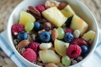 Closeup von einer Schale Obst und Nüssen