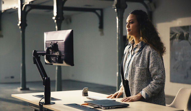 iq-sit-stand-desk-sit-stand-desk-1508925092.jpg