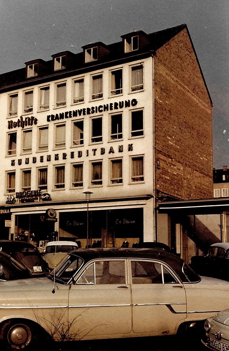 1955/56 von Georg Pfannkuch erbautes Geschäftshaus mit der Drogerie Wehr und
